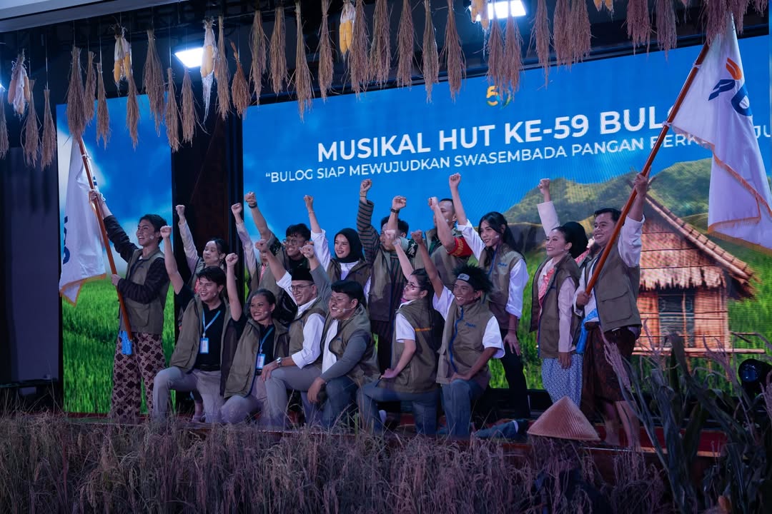 Ini dia momen para cast “Musikal Mengawal Pangan, Menjaga Masa Depan” dalam rangka HUT Perum Bul